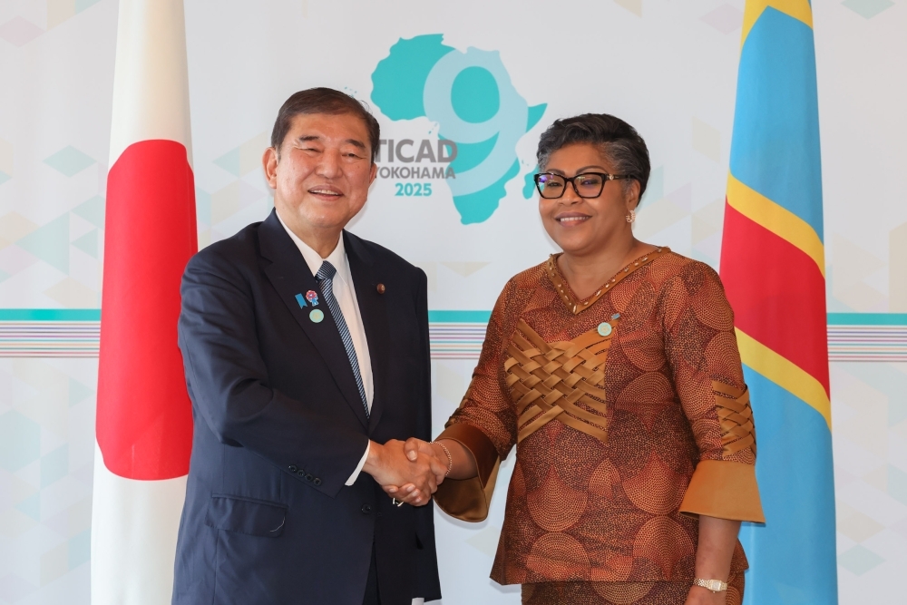 握手する石破総理大臣とジュディット・スミヌワ・トゥルカ・コンゴ民主共和国首相