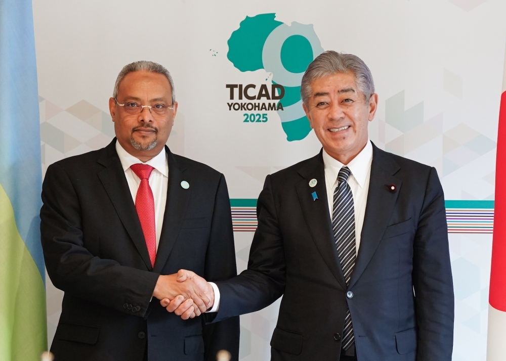 握手する岩屋外務大臣とアブドゥルカデル・フセイン・オマール・ジブチ共和国外務・国際協力大臣