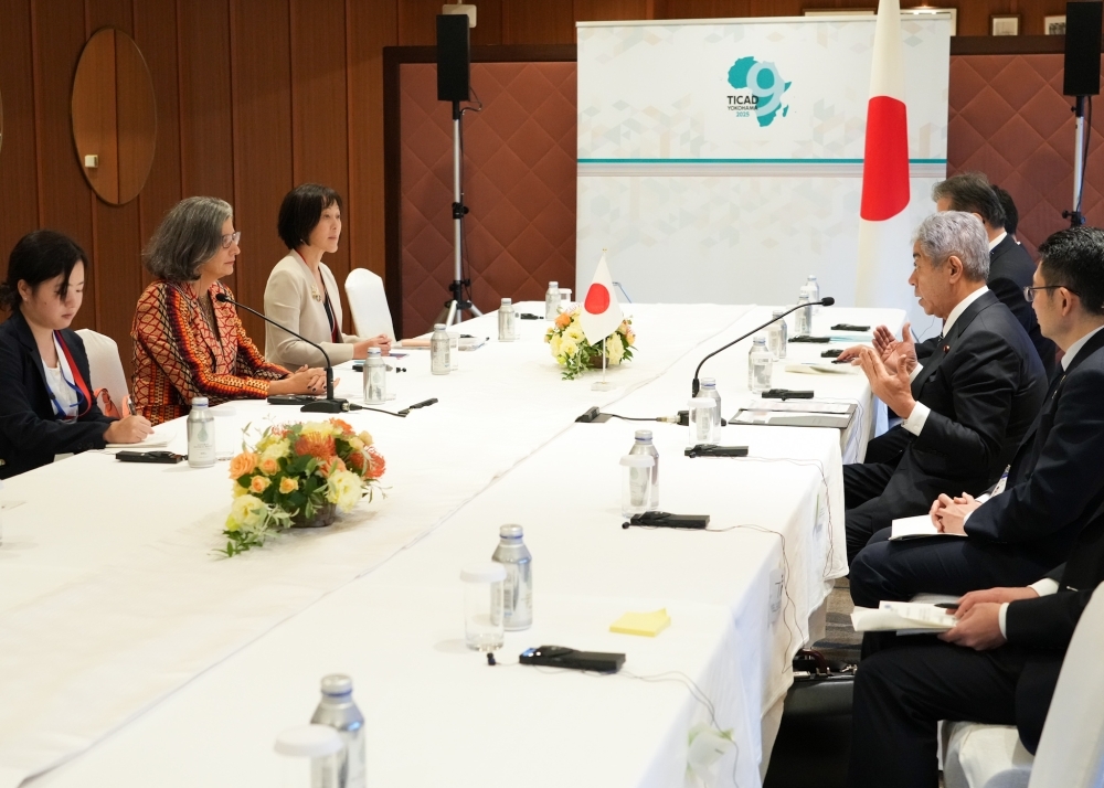 会談する岩屋外務大臣とロスバッハ事務局長