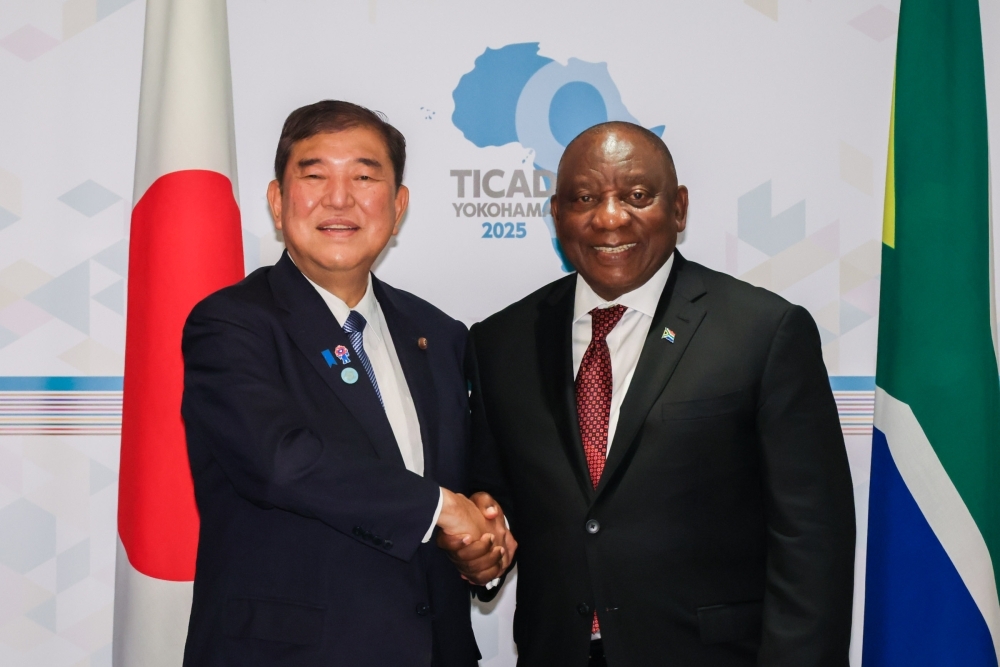 マタメラ・シリル・ラマポーザ・南アフリカ共和国大統領と握手する石破総理大臣
