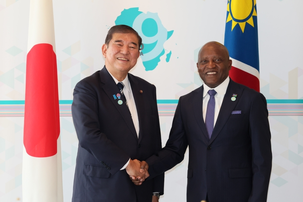 シトゥンガ・エリア・ングラレ・ナミビア共和国首相と握手する石破総理