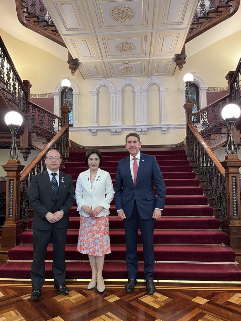 クリーンズランド州要人と写真撮影に応じる生稲外務大臣政務官
