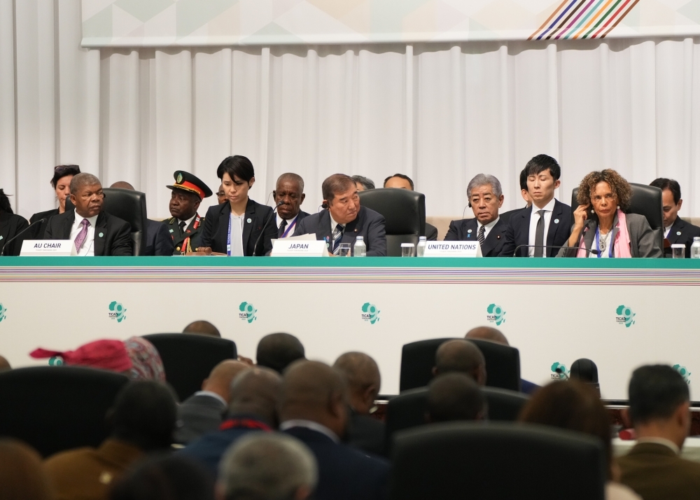 ステージ上の石破総理大臣及び主要参加各国首脳