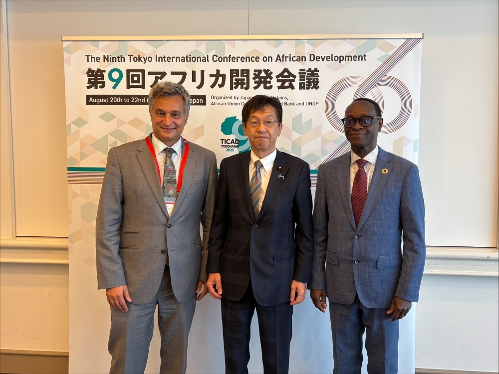 IPPF事務局長とUNFPAエチオピア事務所代表と記念撮影を行う松本政務官