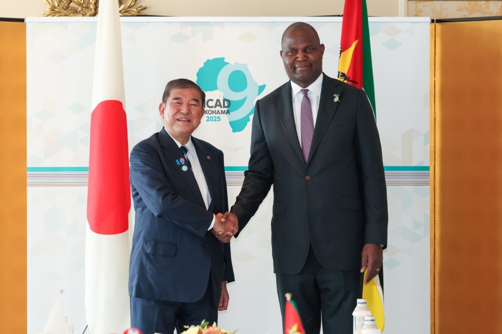 握手する石破総理大臣とダニエル・フランシスコ・チャポ・モザンビーク共和国大統領