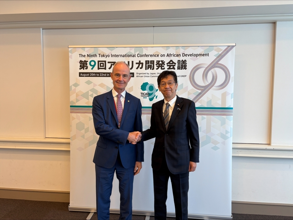 握手をする松本外務大臣政務官とカルボニエICRC副総裁