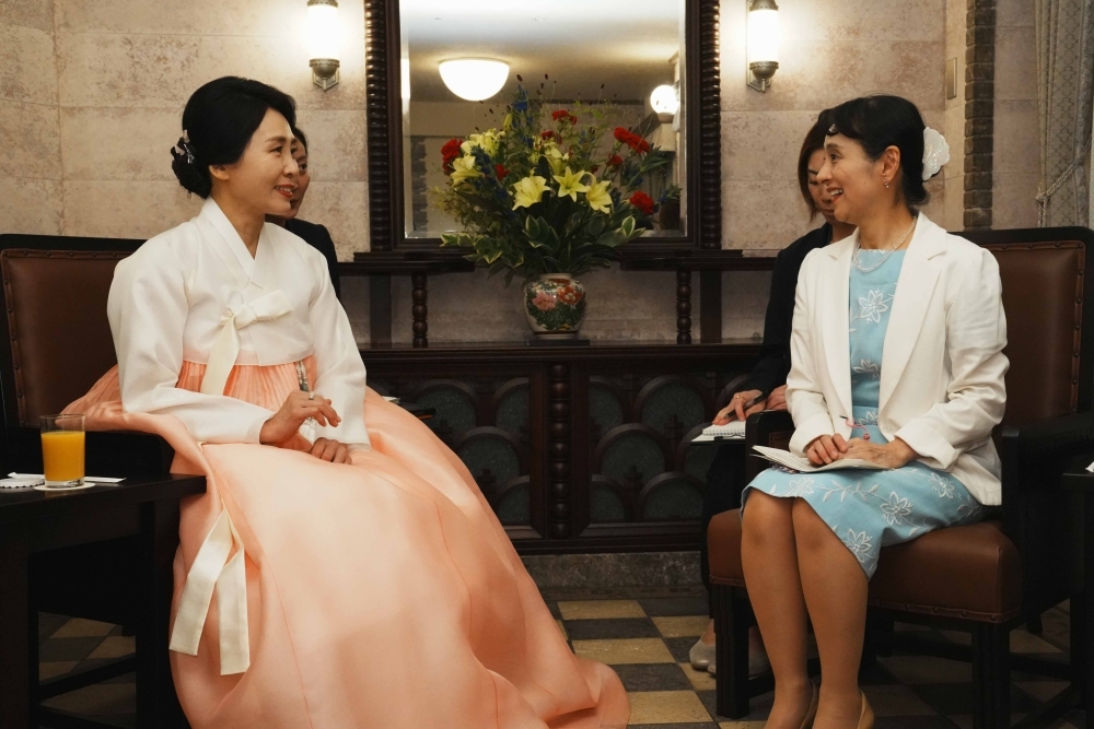 着席して懇談する石破総理大臣夫人と金恵景(キム・ヘギョン)大韓民国大統領夫人