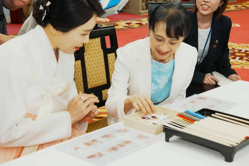 一緒に小物作り体験を行う石破総理大臣夫人と金恵景(キム・ヘギョン)大韓民国大統領夫人