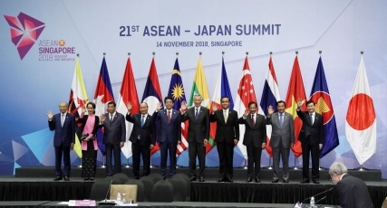 日・ASEAN首脳会議での写真撮影に臨む安倍総理<br>(写真提供:内閣広報室)