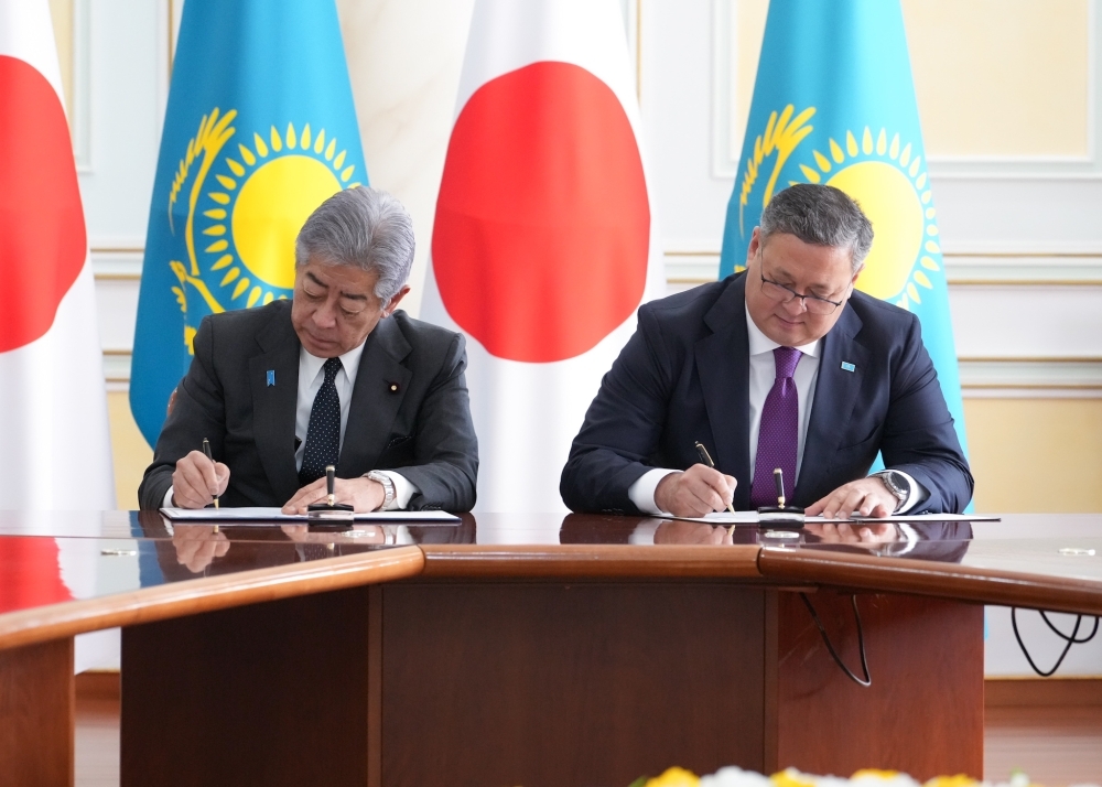 カザフスタンに対する無償資金協力の書簡に署名する岩屋外務大臣とヌルトレウ・カザフスタン副首相兼外務大臣