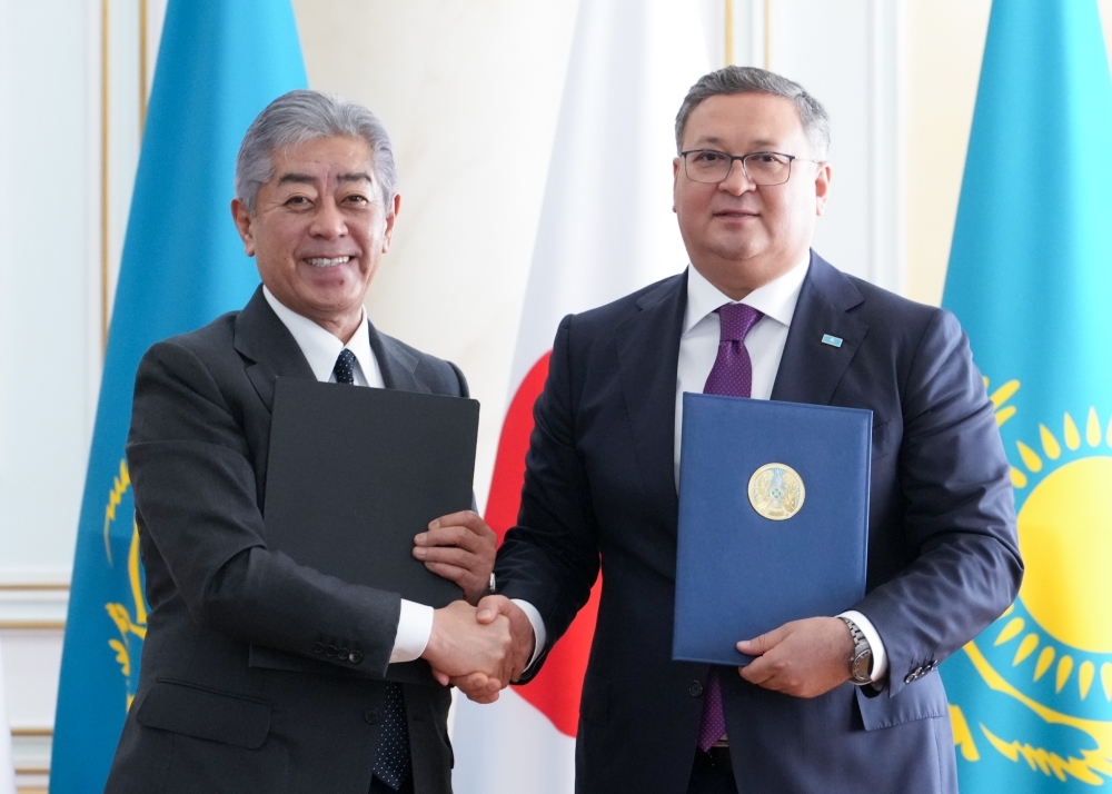 署名後に書簡を交換する岩屋外務大臣とヌルトレウ・カザフスタン副首相兼外務大臣