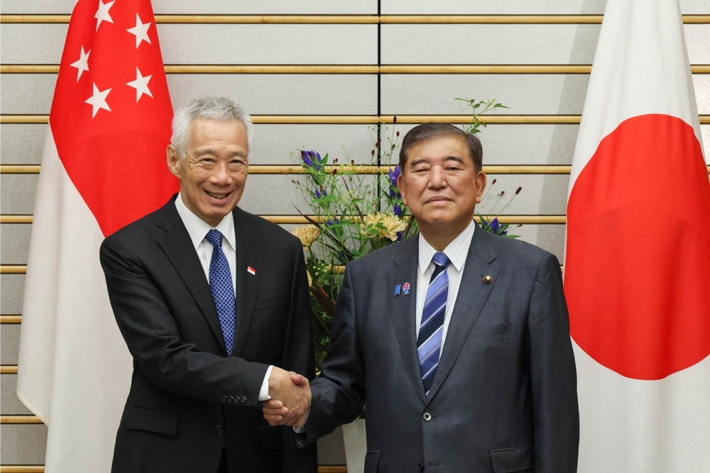 リー・シェンロン・シンガポール共和国上級大臣と握手する石破総理大臣