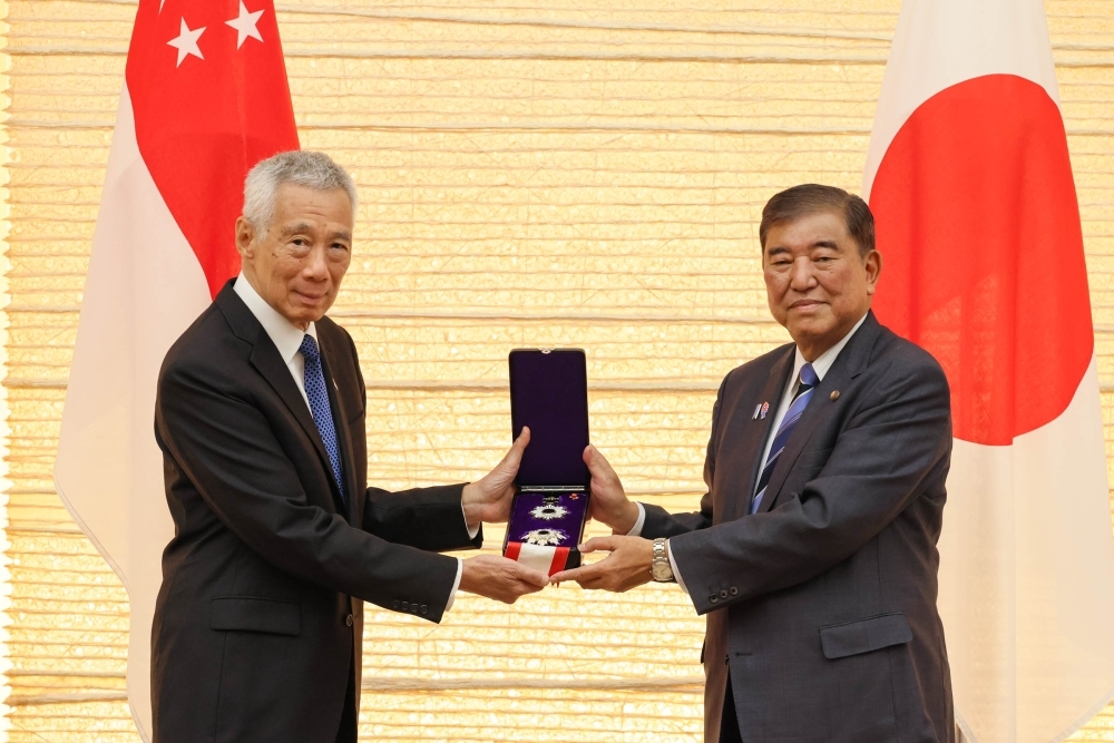 リー・シェンロン・シンガポール共和国上級大臣に旭日大綬章を贈呈する石破総理大臣