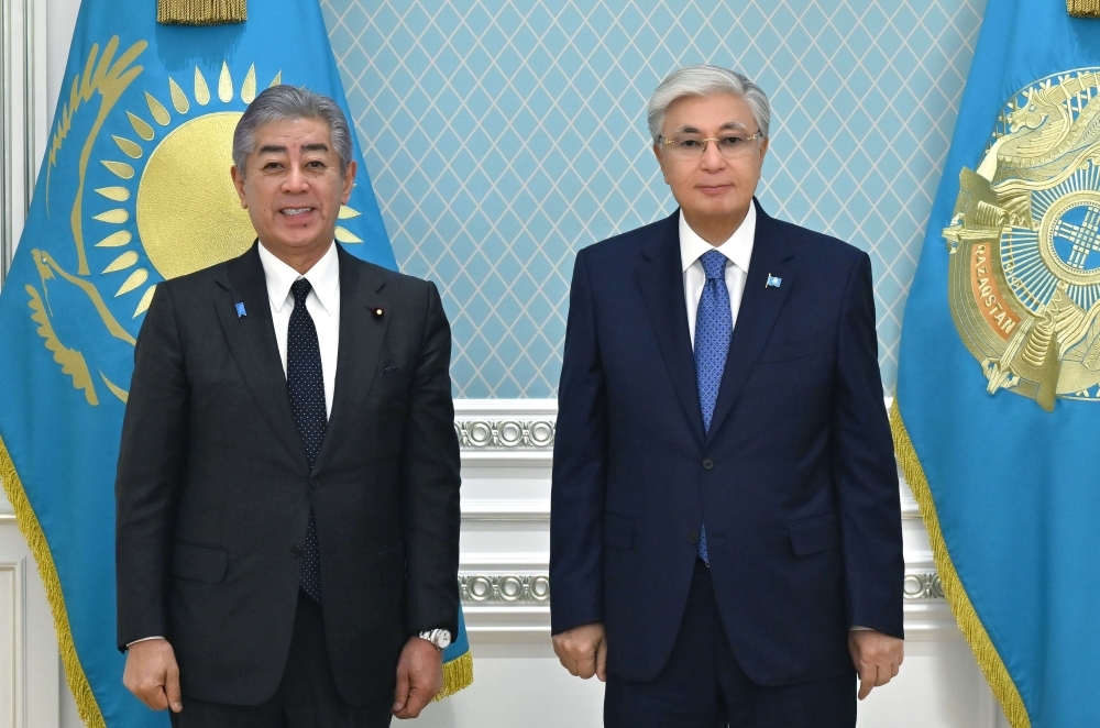 トカエフ大統領と写真撮影する岩屋外務大臣