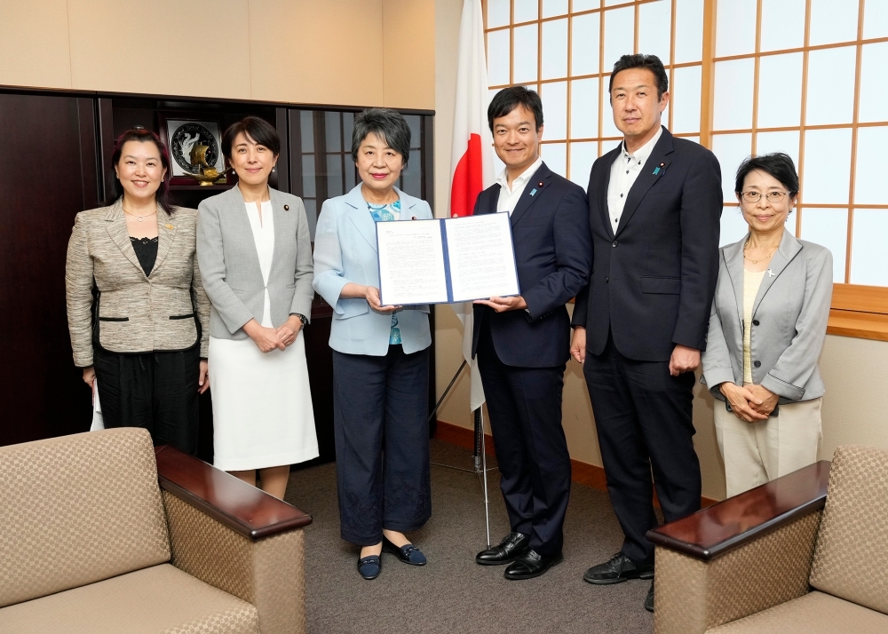 上川国際人口問題議員懇談会会長ら議員団一行との写真撮影に応じる宮路外務副大臣