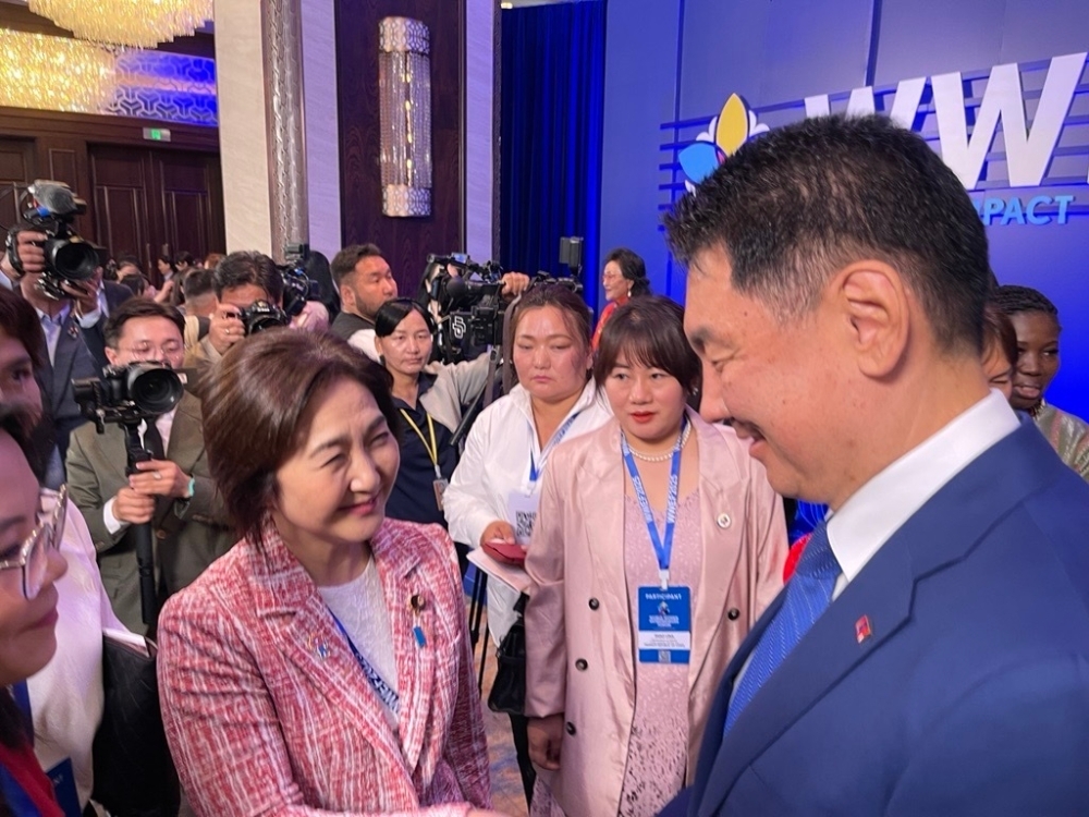 フレルスフ大統領と立ち話をする生稲外務大臣政務官