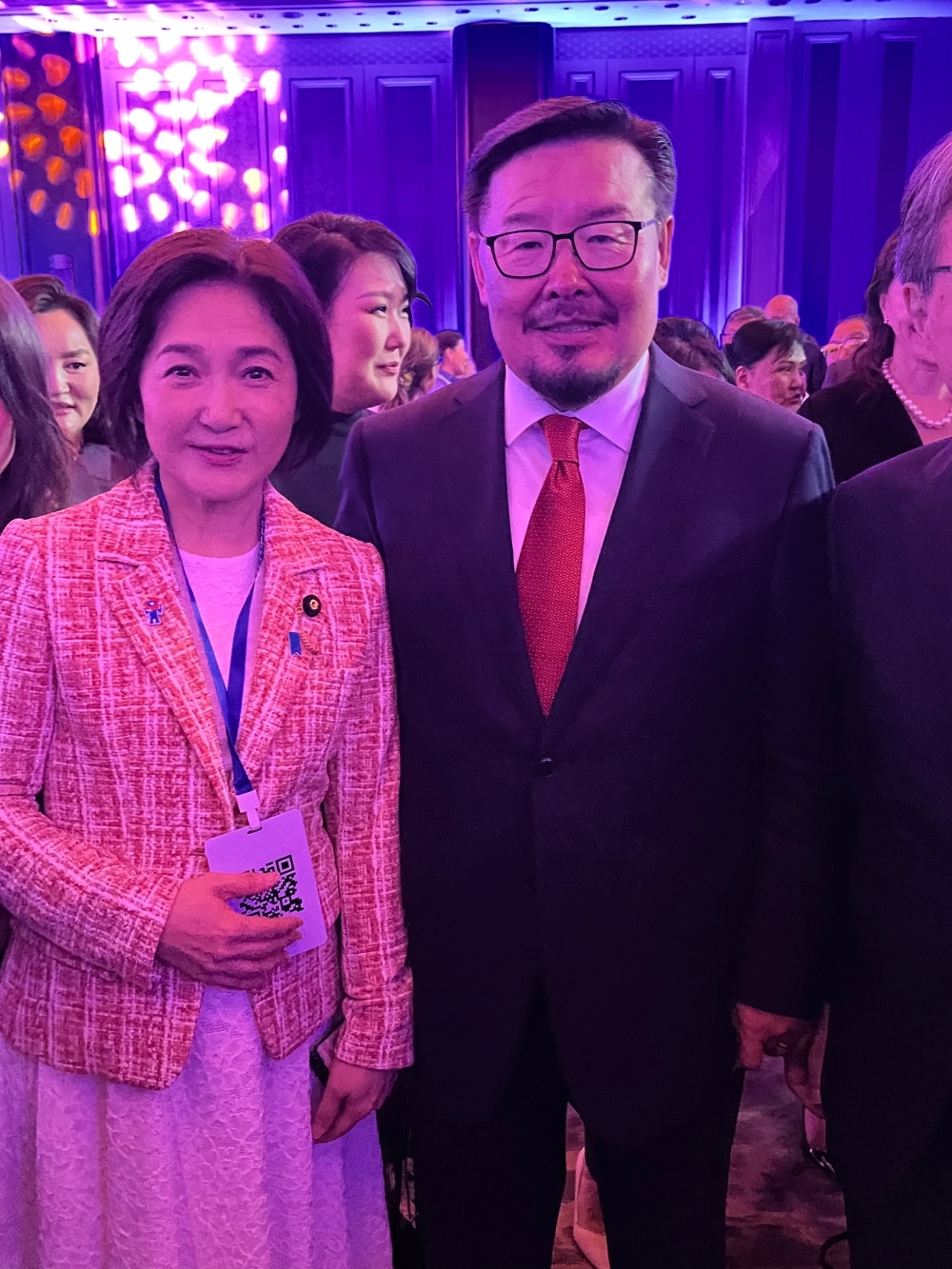 ザンダンシャタル首相と立ち話をする生稲外務大臣政務官
