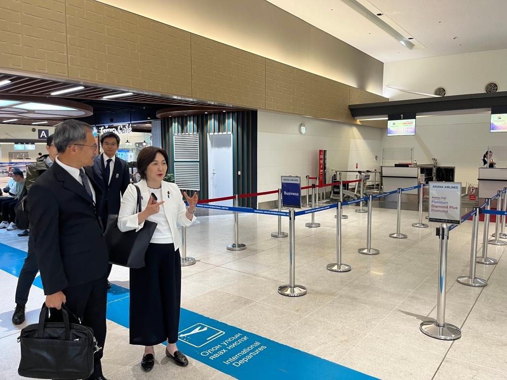 チンギス・ハーン国際空港を視察する生稲外務大臣政務官