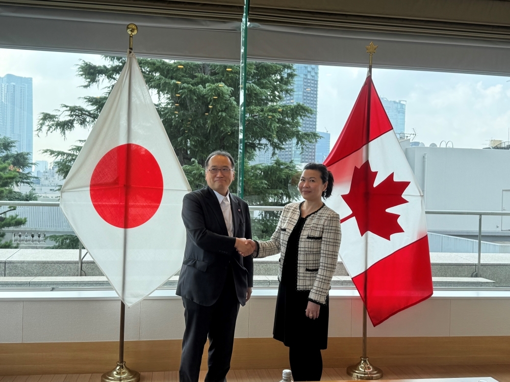 握手する日本とカナダの代表
