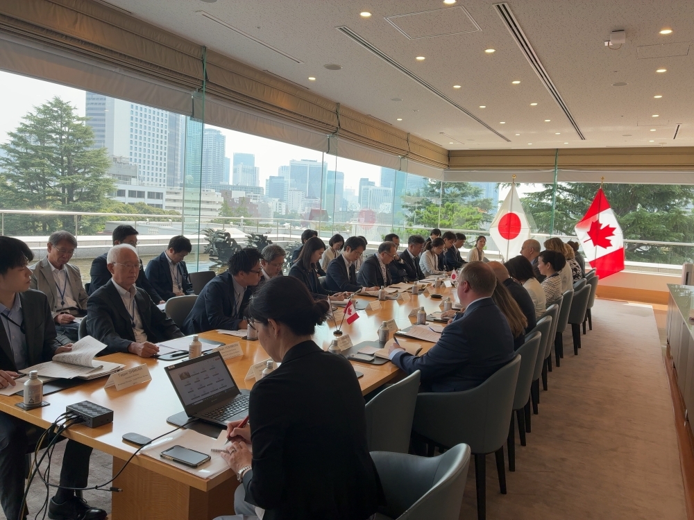 日本とカナダ代表団による会談の様子