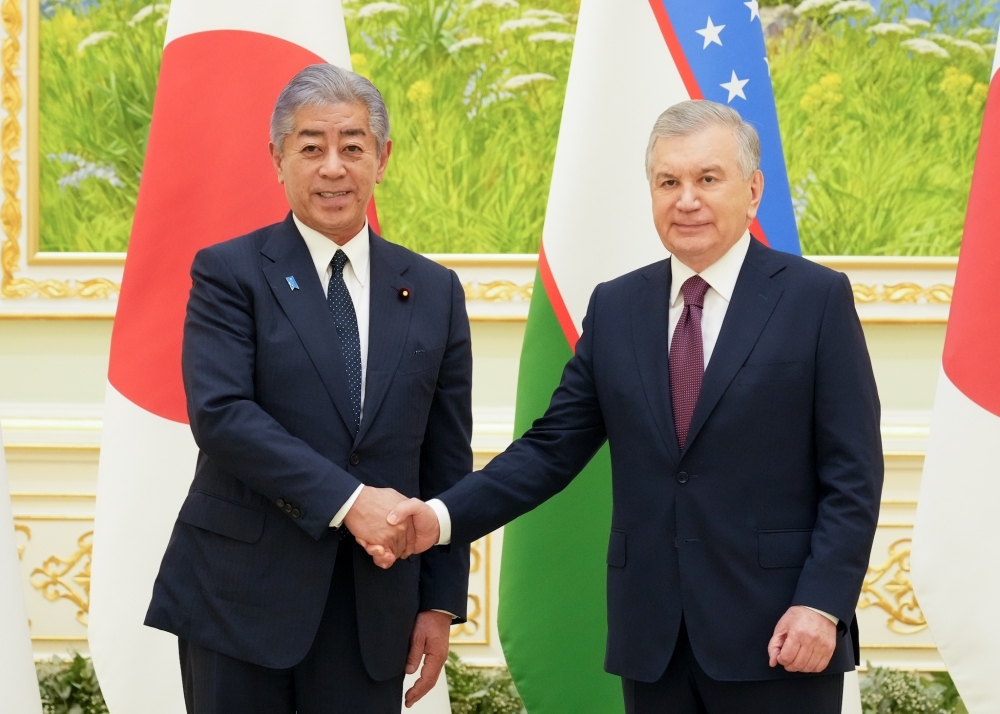 ミルジヨーエフ大統領と握手する岩屋外務大臣