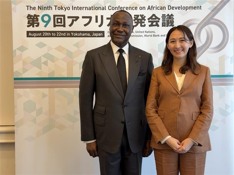 英利外務大臣政務官とズバイルAFC総裁とのフォトセッション