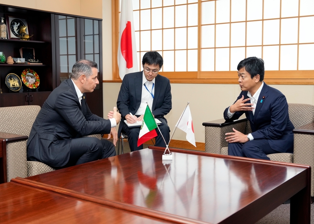 宮路外務副大臣とムラット外交委員長との会談の様子