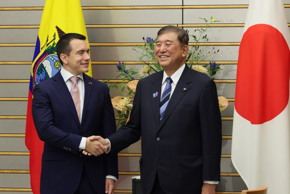 ノボア大統領と握手する石破総理大臣