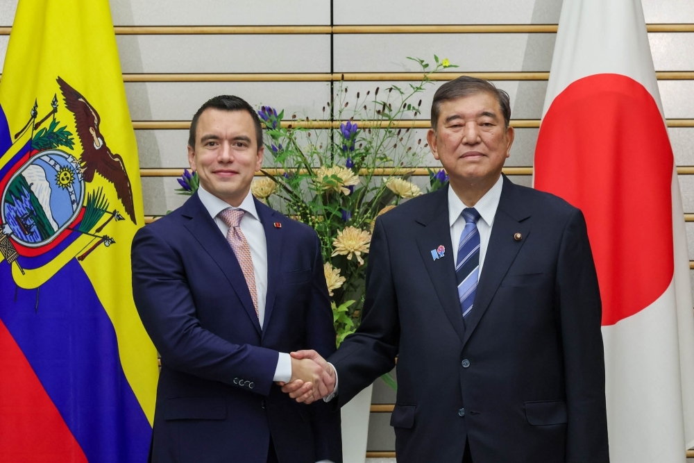 ノボア大統領と握手する石破総理