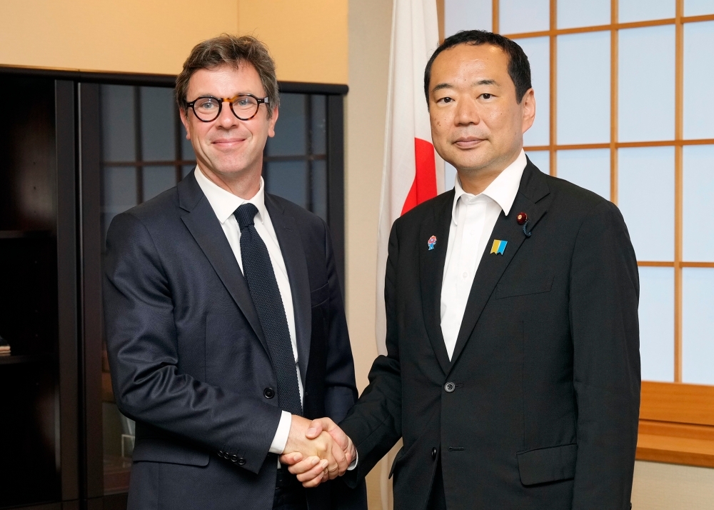 マグロン首席補佐官と握手する藤井副大臣