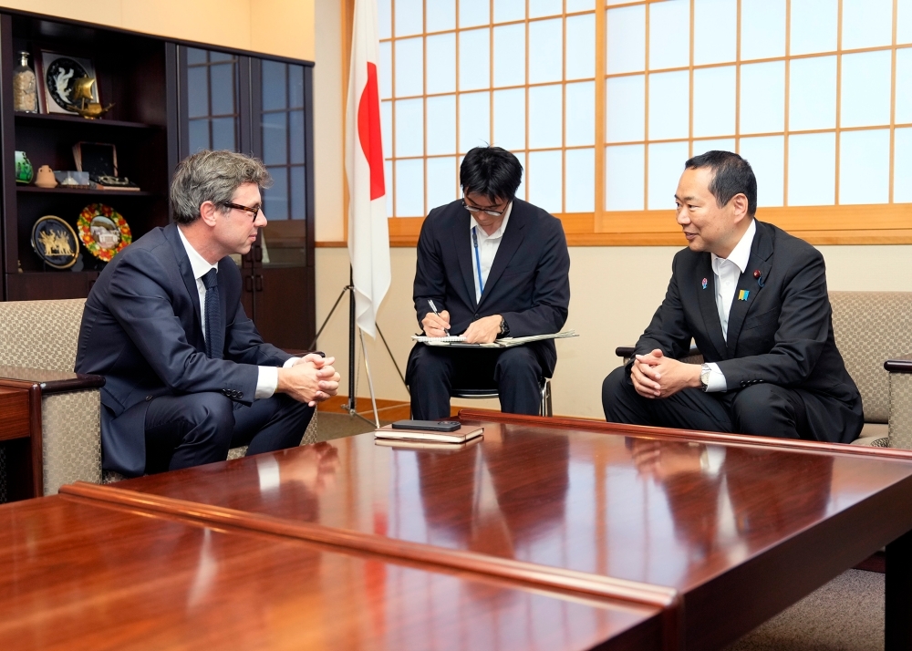 マグロン首席補佐官から表敬を受ける藤井副大臣