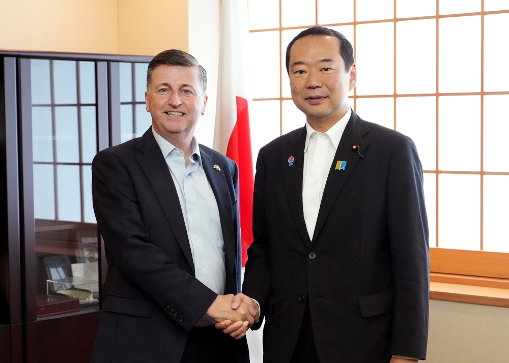 アレクサンダー閣外大臣と握手する藤井副大臣