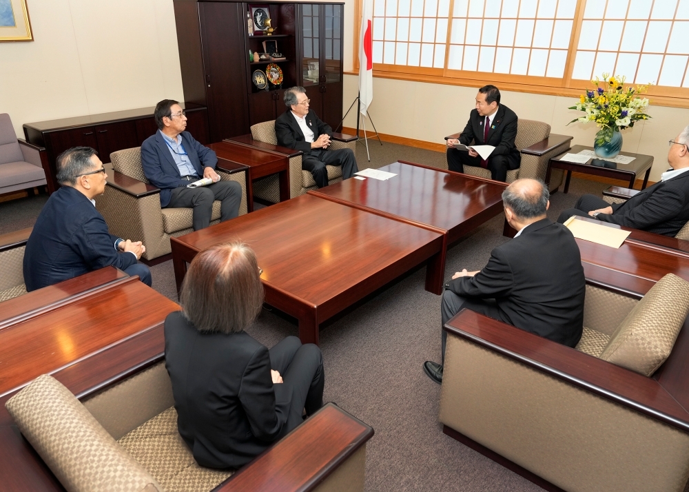外務人事審議会一行と懇談する藤井副大臣