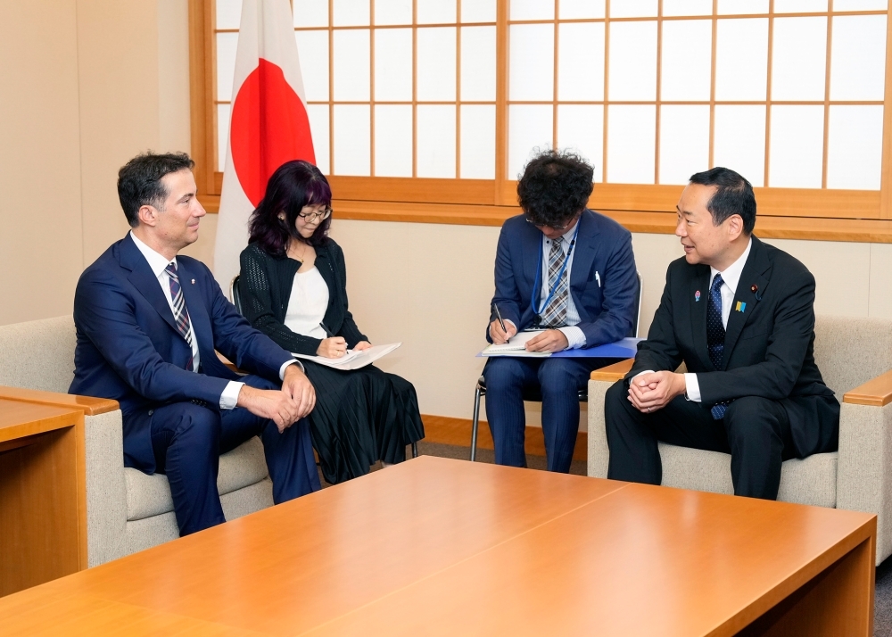 アンドレア・カローニ・スイス連邦全州議会議長と会談する藤井外務副大臣