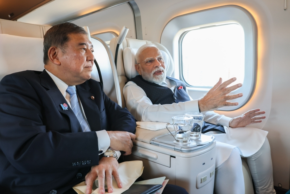 新幹線に乗車しながら意見交換を行う石破総理大臣とモディ・インド首相