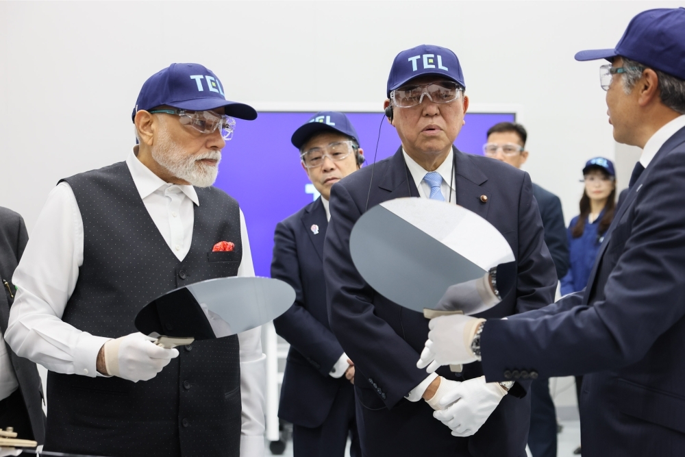 半導体製造装置生産工場を視察する石破総理大臣とモディ・インド首相