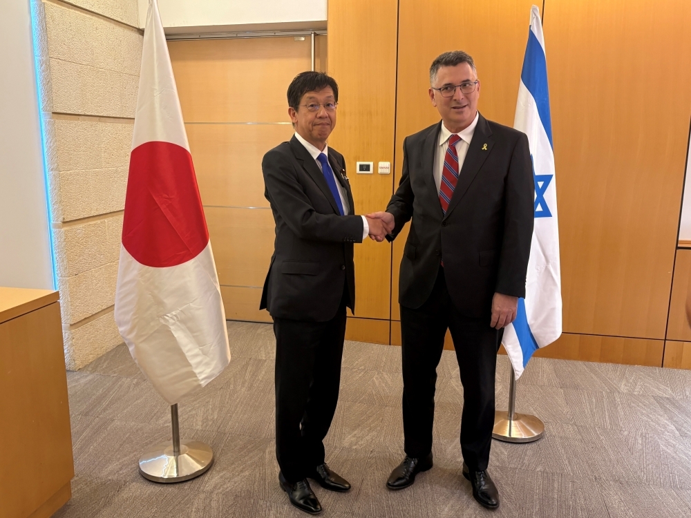 サアル・イスラエル外相と握手をする松本外務大臣政務官