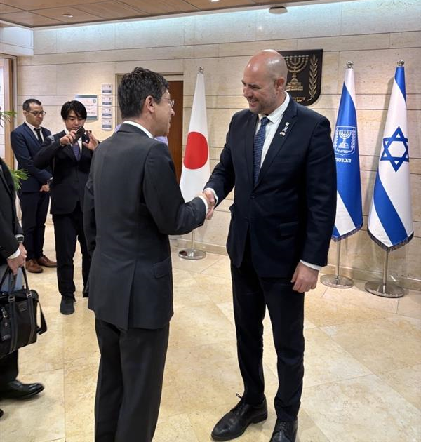 オハナ・クネセット議長と握手をする松本外務大臣政務官