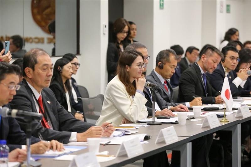 ビジネス環境整備委員会に参加する英利政務官