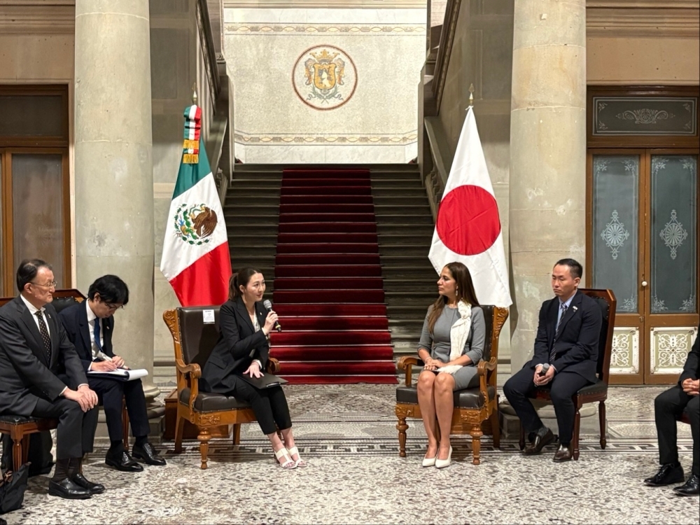 英利政務官とガルシア・グアナファト州知事との会談の様子