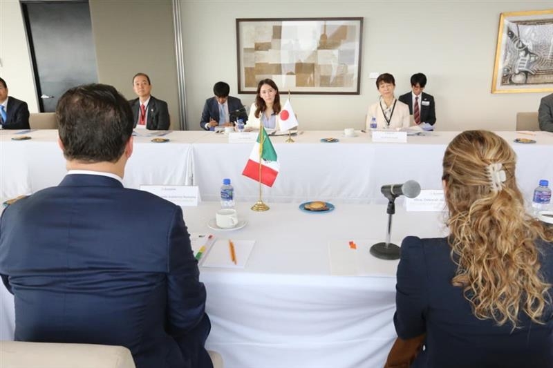 意見交換する英利政務官