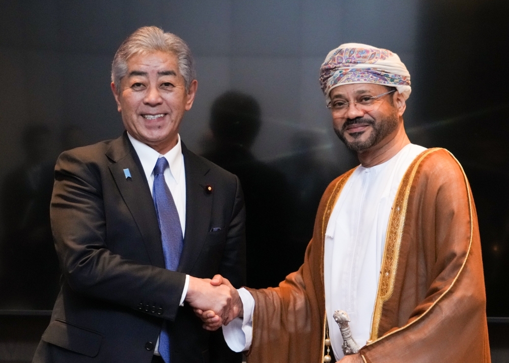 バドル・ビン・ハマド・アル・ブーサイーディー外務大臣と笑顔で握手する岩屋外務大臣