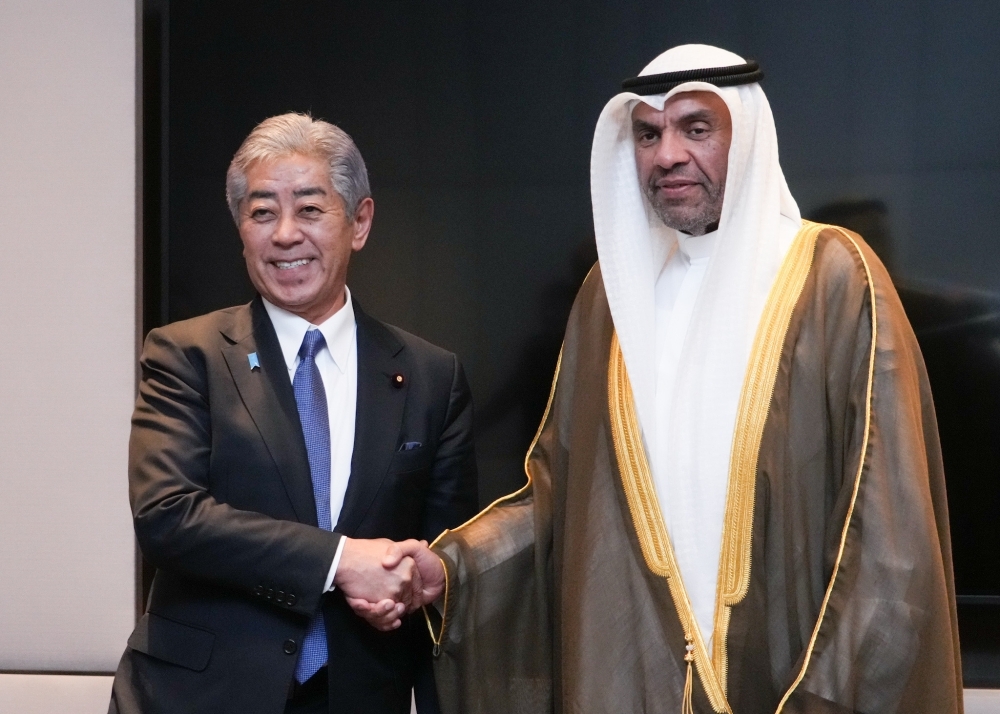 アブドゥッラ ー・アリー・アル・ヤフヤ外務大臣と笑顔で握手する岩屋外務大臣