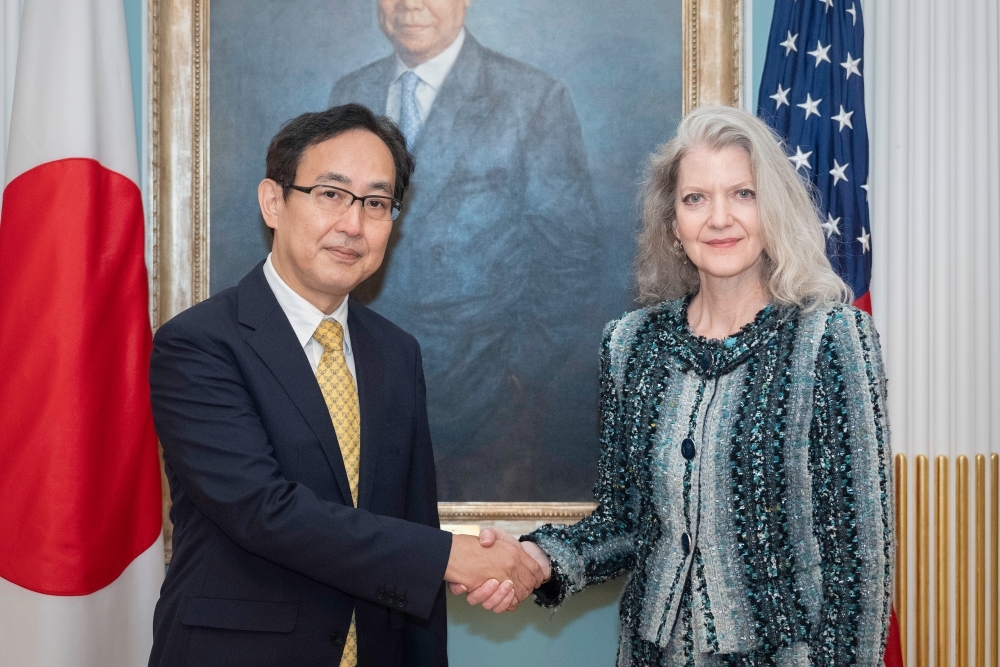 アリソン・フッカー米国国務次官と握手する鯰外務審議官