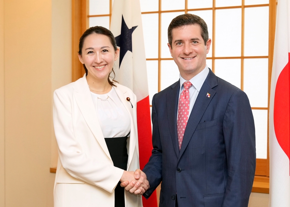 オジョス外務次官と握手する英利政務官