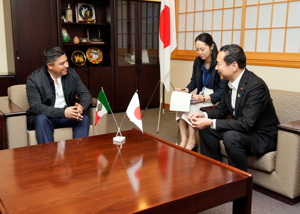藤井副大臣とガジャルド州知事の懇談の様子