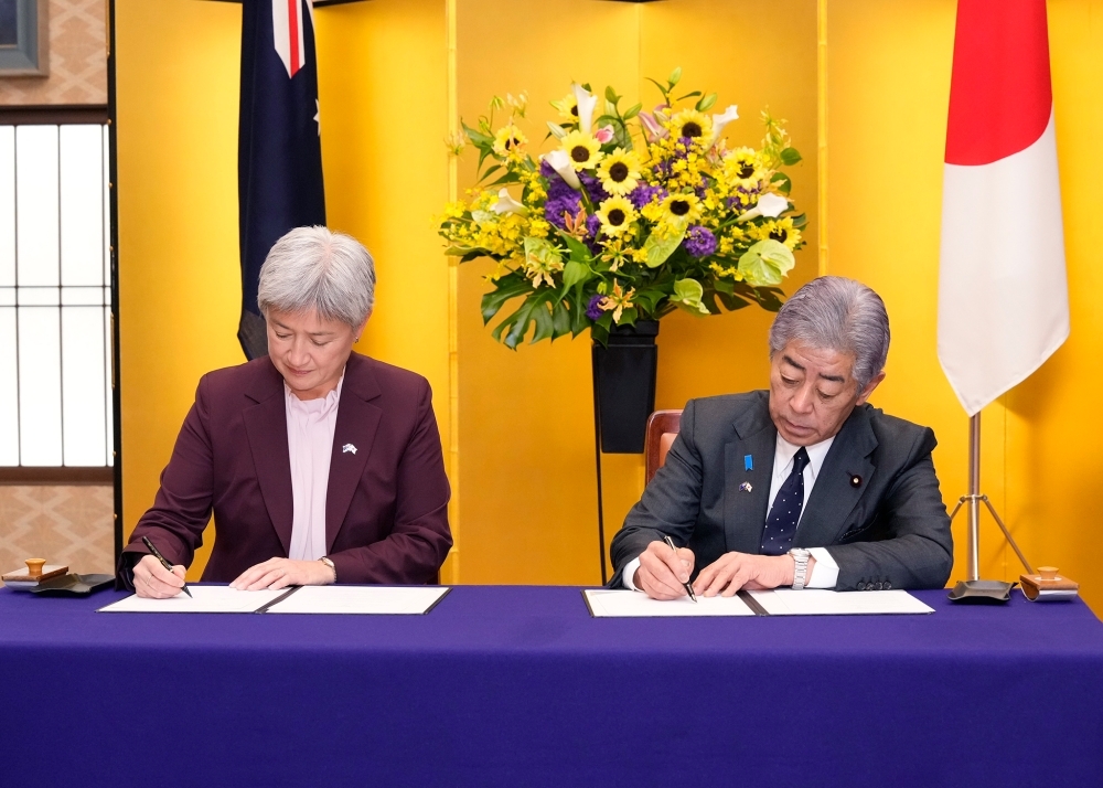 海外における自国民保護に関する日豪協力覚書に署名する岩屋外務大臣とペニー・ウォン・オーストラリア連邦外務大臣