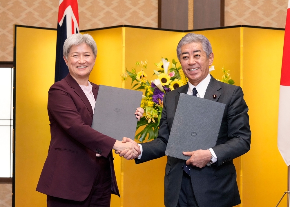 署名後に書簡を交換する岩屋外務大臣とペニー・ウォン・オーストラリア連邦外務大臣
