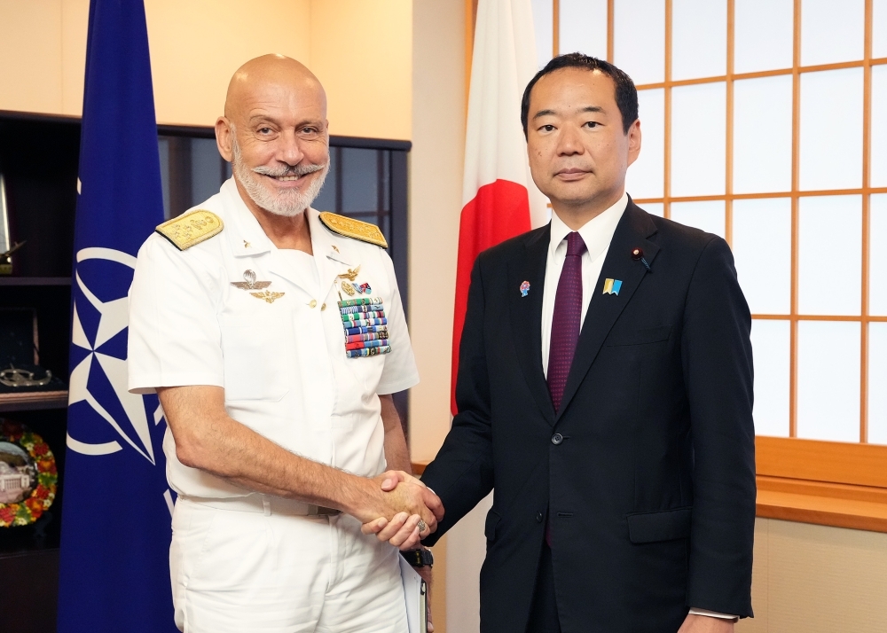 握手する藤井外務副大臣とドラゴーネ軍事委員長