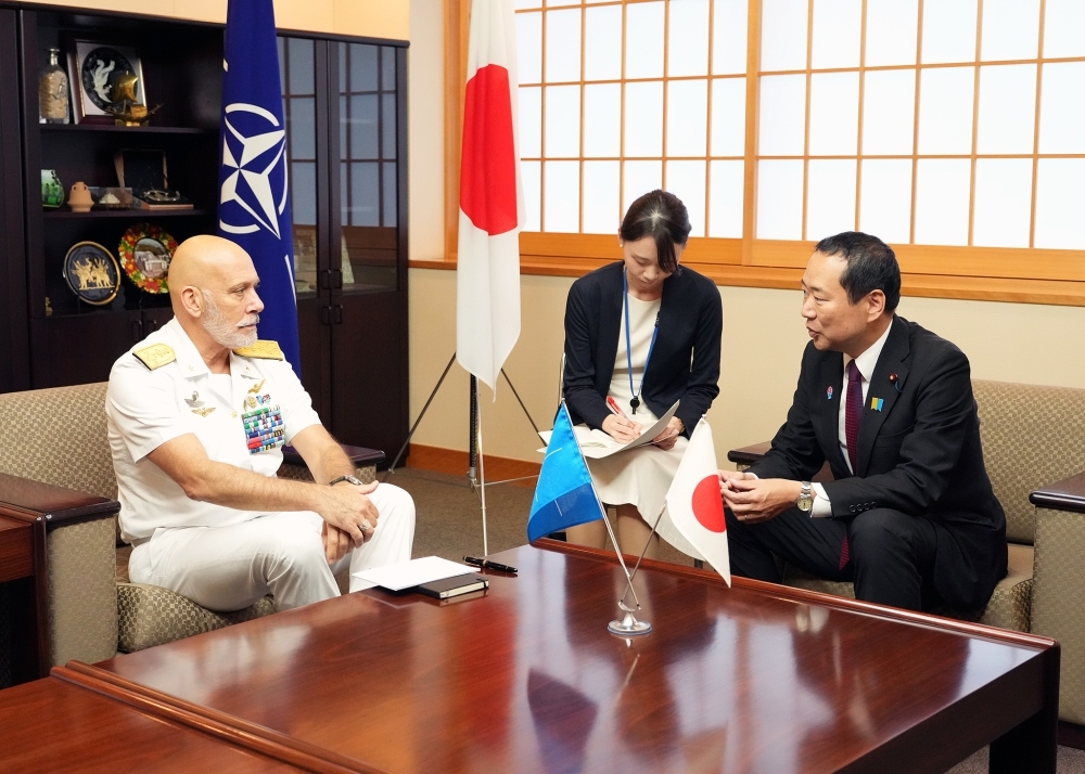 ドラゴーネ軍事委員長からの表敬を受ける藤井外務副大臣の様子